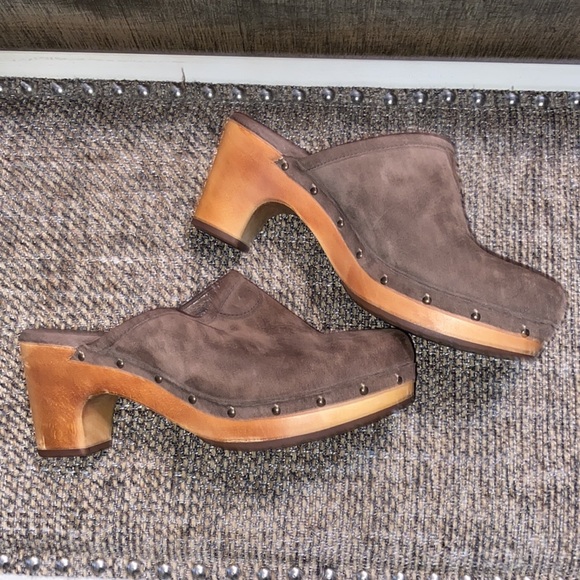 UGG Abbie chestnut suede studded clog mules Great preowned condition size 6 - Picture 10 of 11